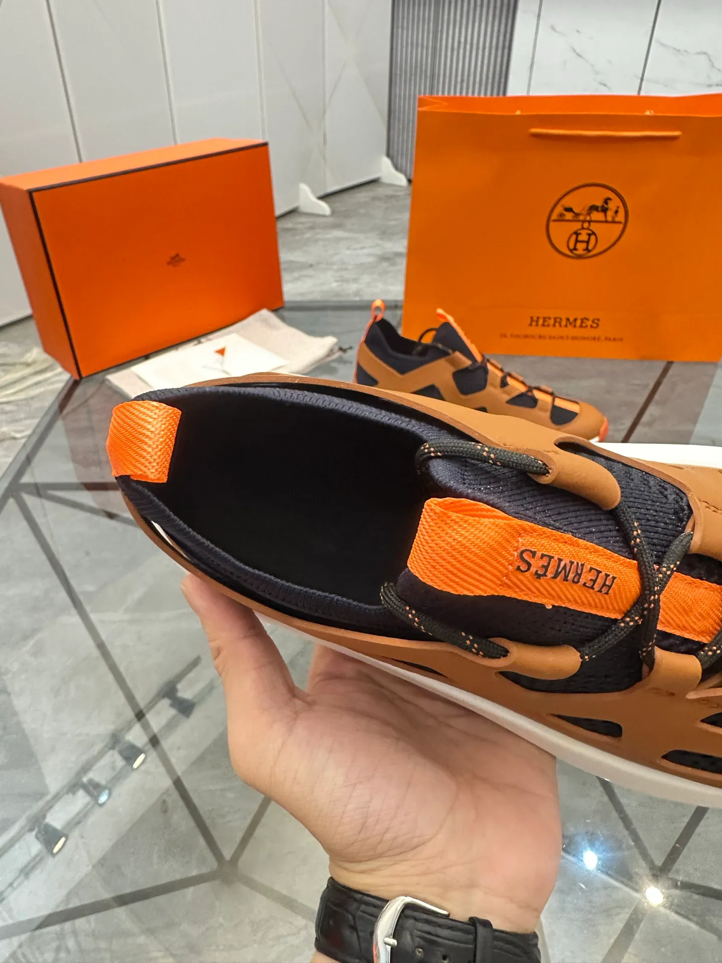 Men's shoes for sale 💰: 💰P660¥ High-end top quality Product trademark: Hermes *"Hermès*" low-top casual shoes Regular size: 38-45 (can be customized to 46) Product materials: upper imported first-layer cowhide stitched with original fabric, original rubber sheet, breathable lining, cowhide foot pads, original outsole. No.: 001